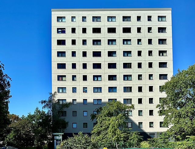 ein sehr großes weißes Gebäude mit vielen Fenstern - Referenzen von BAUSON GmbH aus Gräfenhainichen