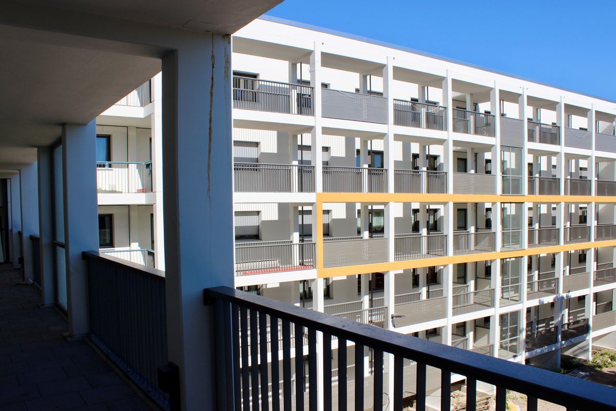 ein großes weißes Gebäude mit vielen Balkonen - Referenzen von BAUSON GmbH aus Gräfenhainichen