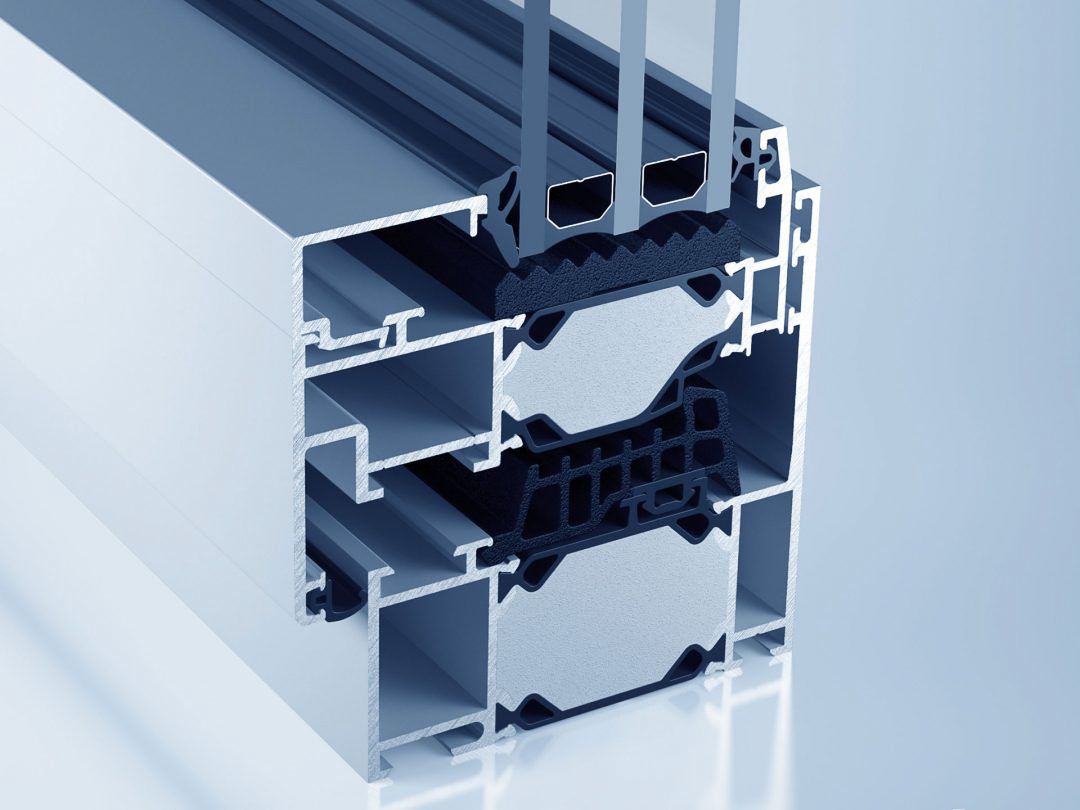 eine Nahaufnahme eines Fensterrahmens auf blauem Hintergrund - Aluminium-Fenster und Aluminium-Türen - eingebaut von BAUSON GmbH aus Gräfenhainichen