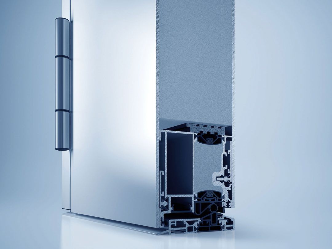 ein weißer Kühlschrank steht auf einem weißen Tisch - Aluminium-Fenster und Aluminium-Türen - eingebaut von BAUSON GmbH aus Gräfenhainichen