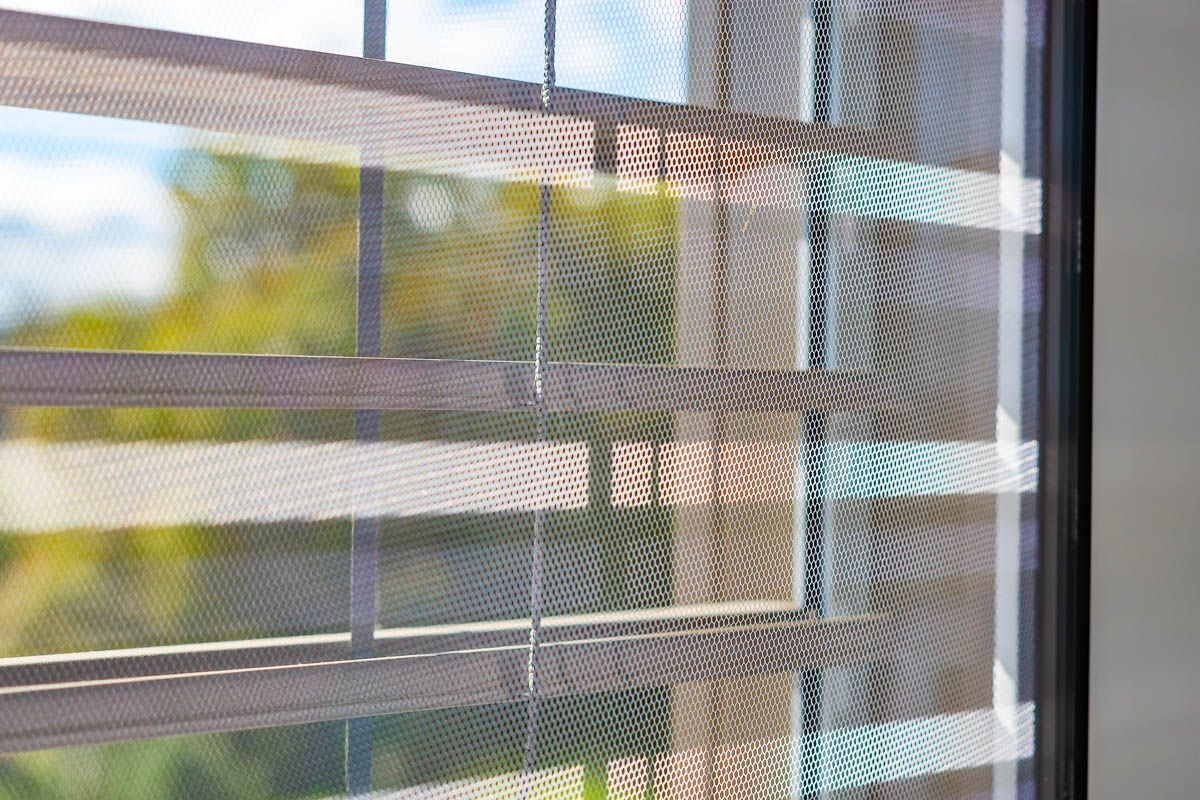 eine Nahaufnahme eines Fensters mit Jalousien - Insektenschutz - eingebaut von BAUSON GmbH aus Gräfenhainichen