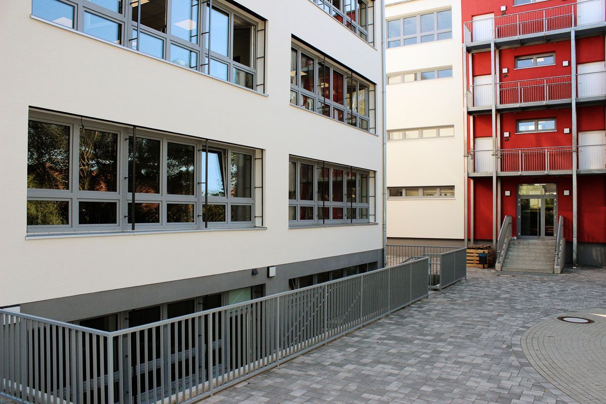 ein großes Gebäude mit vielen Fenstern und einem Balkon - Referenzen von BAUSON GmbH aus Gräfenhainichen