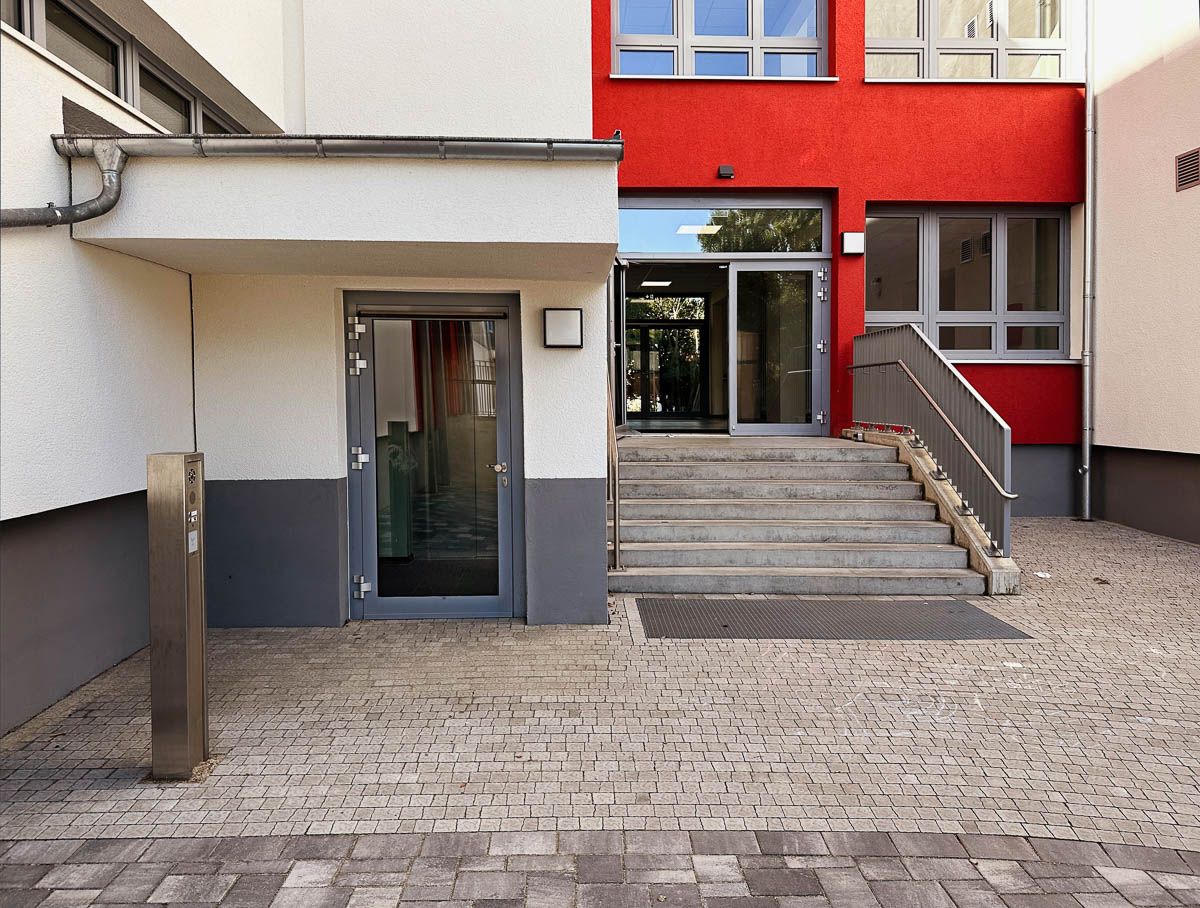 ein rot-weißes Gebäude mit einer Eingangstür und einer Treppe - Referenzen von BAUSON GmbH aus Gräfenhainichen