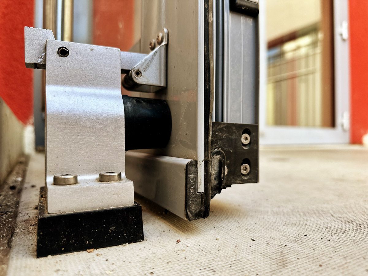 eine Nahaufnahme einer Schiebetür auf einem Betonboden - Referenzen von BAUSON GmbH aus Gräfenhainichen