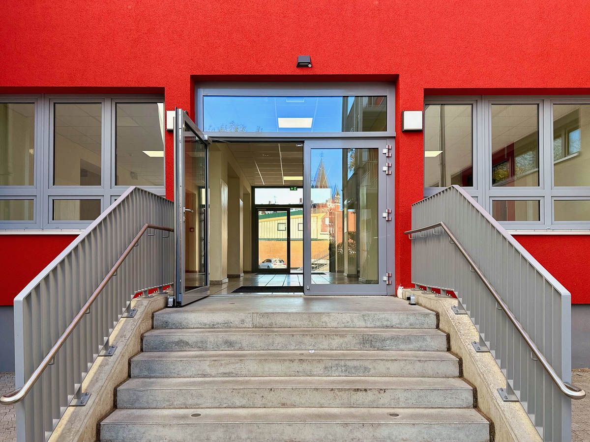 eine Treppe führt zum Eingang eines Gebäudes - Referenzen von BAUSON GmbH aus Gräfenhainichen