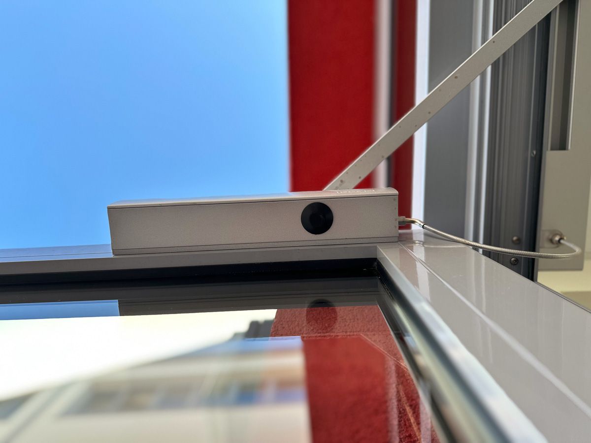 ein weißes Gerät sitzt auf einer Fensterbank neben einem Fenster - Referenzen von BAUSON GmbH aus Gräfenhainichen