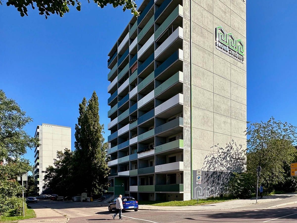 ein sehr großes Gebäude mit vielen Balkonen in einer Stadt - Referenzen von BAUSON GmbH aus Gräfenhainichen