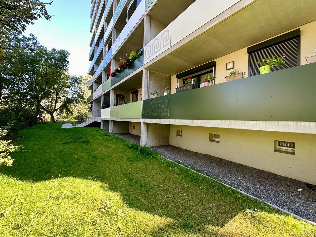 ein großes Gebäude mit vielen Balkonen und Bäumen dahinter - Referenzen von BAUSON GmbH aus Gräfenhainichen