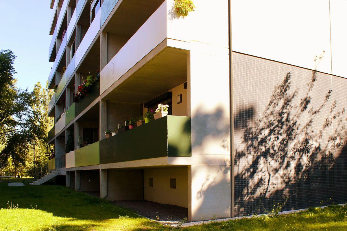 ein sehr großes Gebäude mit vielen Balkonen - Referenzen von BAUSON GmbH aus Gräfenhainichen