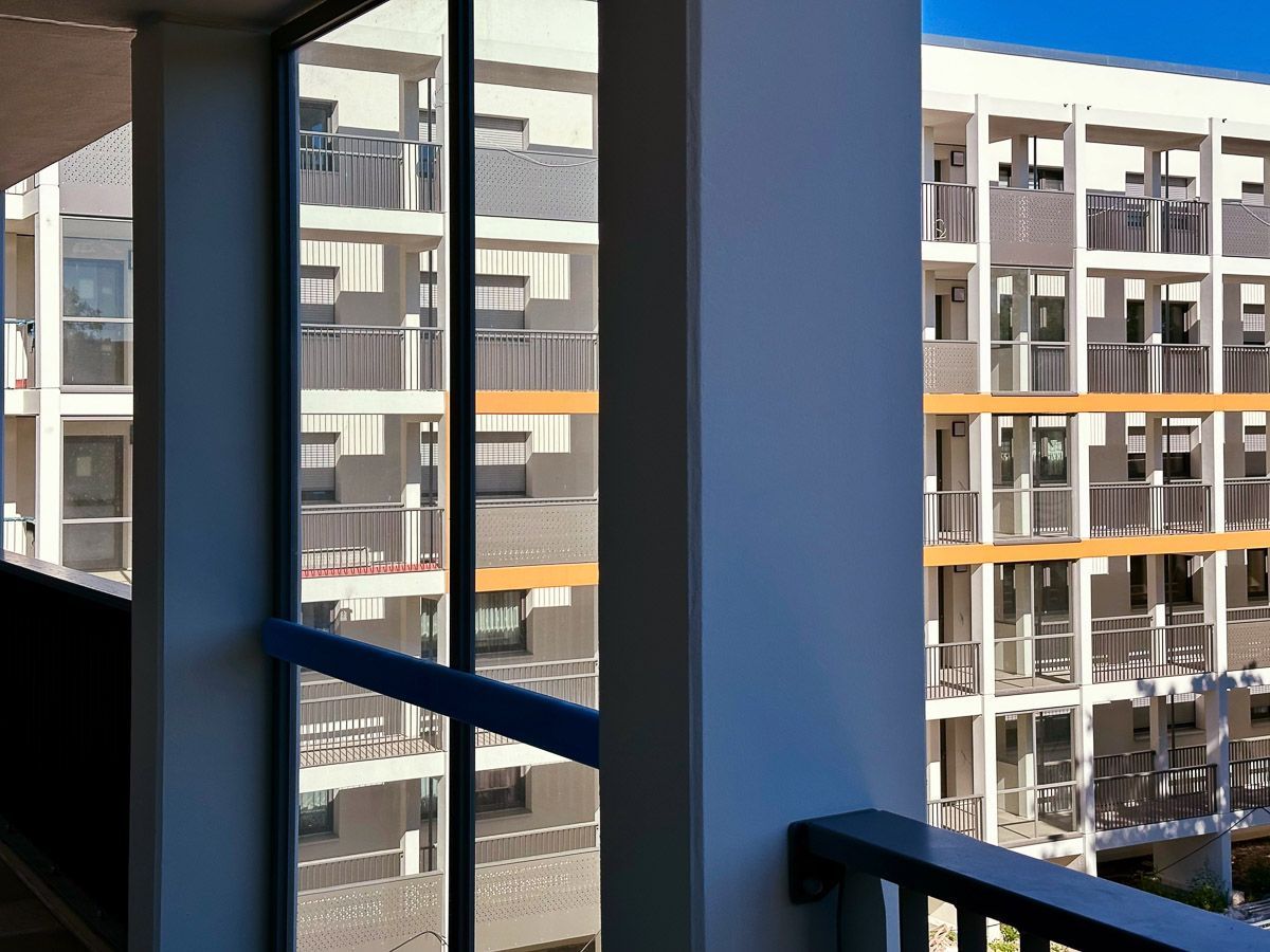 ein Balkon mit Blick auf ein großes Gebäude - Referenzen von BAUSON GmbH aus Gräfenhainichen