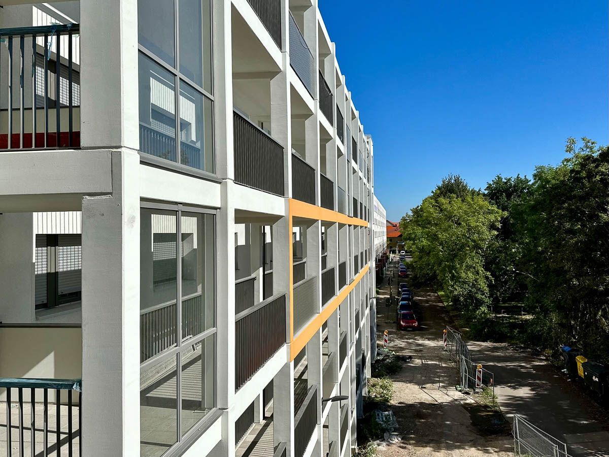 ein großes Gebäude mit vielen Fenstern und Balkonen - Referenzen von BAUSON GmbH aus Gräfenhainichen