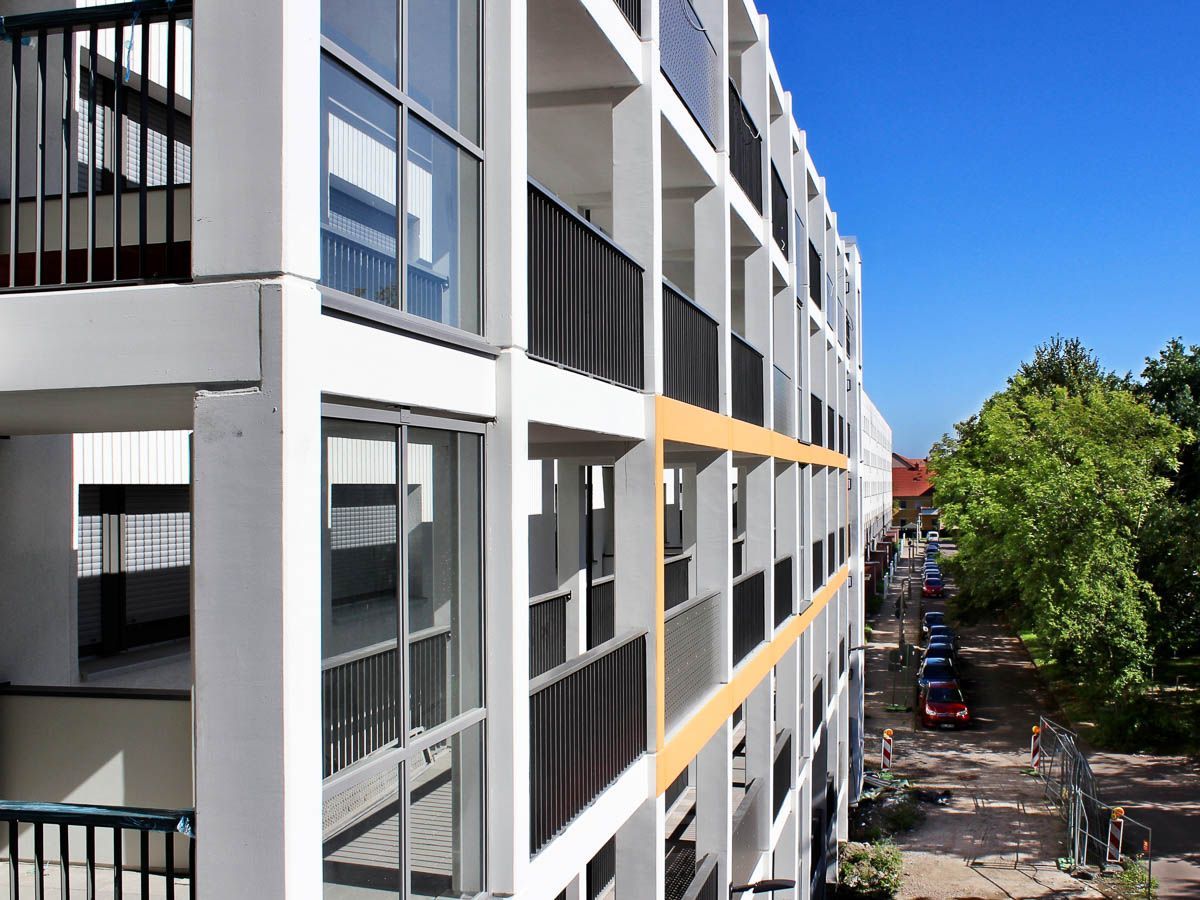 ein großes Gebäude mit vielen Fenstern und Balkonen - Referenzen von BAUSON GmbH aus Gräfenhainichen