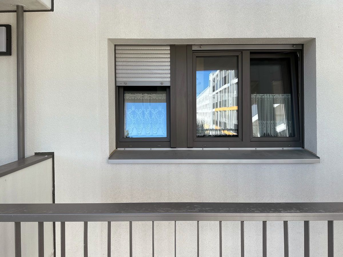 ein weißes Gebäude mit einem Fenster und einem Balkon - Referenzen von BAUSON GmbH aus Gräfenhainichen