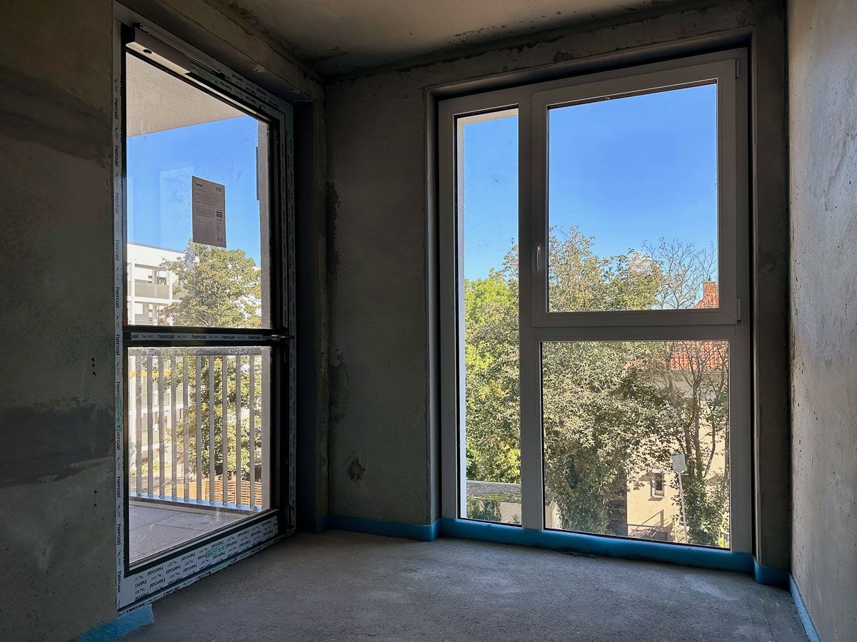 ein leerer Raum mit vielen Fenstern und einem Balkon - Referenzen von BAUSON GmbH aus Gräfenhainichen