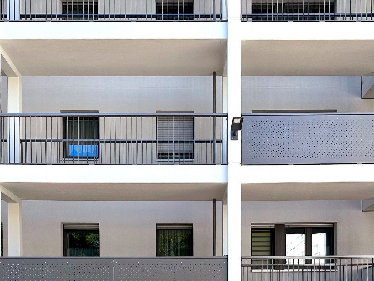 ein Gebäude mit vielen Balkonen und Fenstern - Referenzen von BAUSON GmbH aus Gräfenhainichen