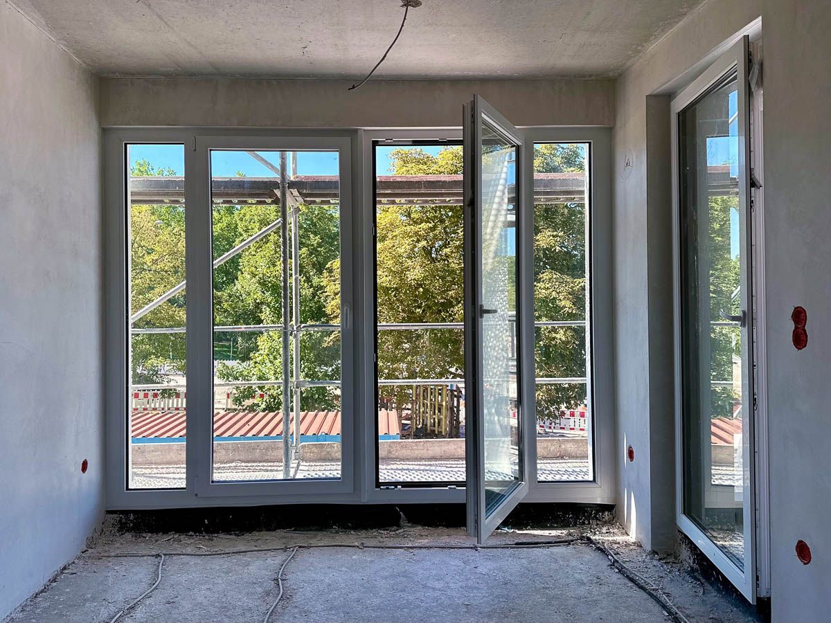 ein leerer Raum mit vielen Fenstern und einem Balkon - Referenzen von BAUSON GmbH aus Gräfenhainichen