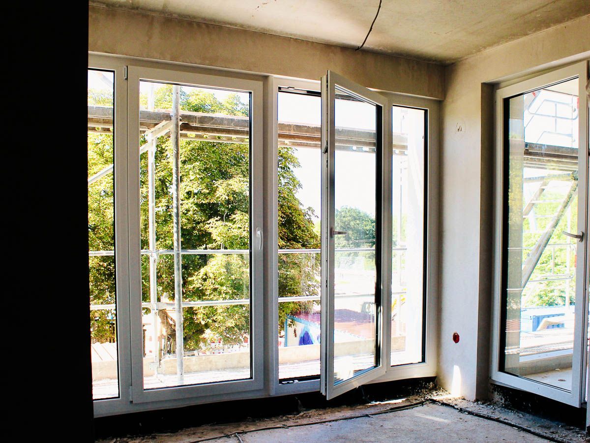 ein leerer Raum mit vielen Fenstern und Türen - Referenzen von BAUSON GmbH aus Gräfenhainichen