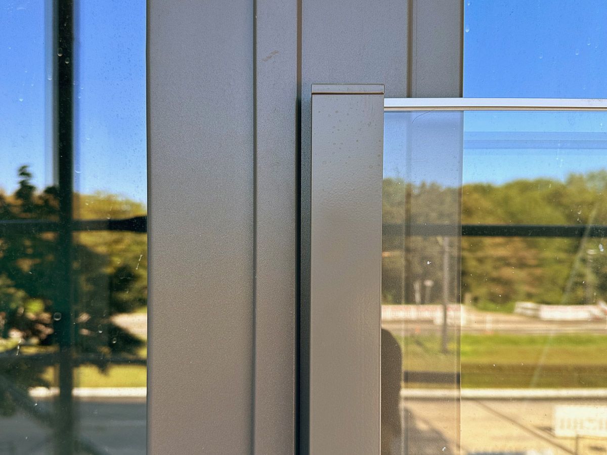 eine Nahaufnahme eines Fensters mit einem Glasgeländer - Referenzen von BAUSON GmbH aus Gräfenhainichen