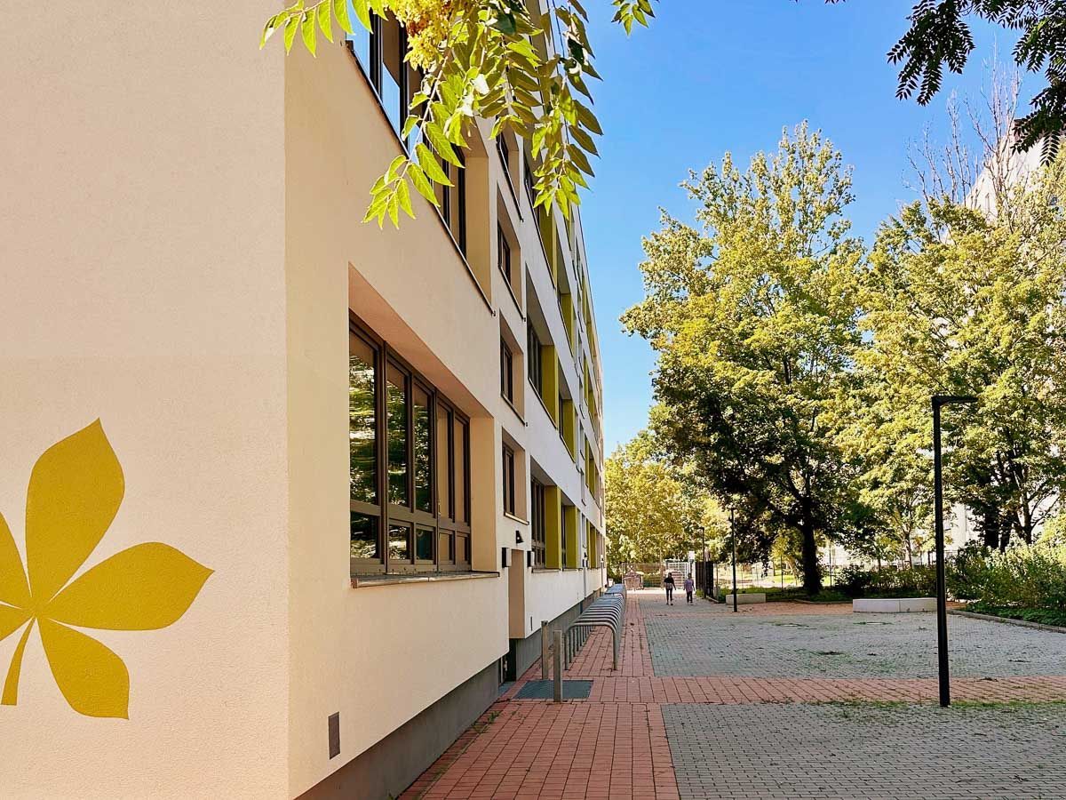 ein Gebäude mit einem gelben Blatt darauf - Referenzen von BAUSON GmbH aus Gräfenhainichen