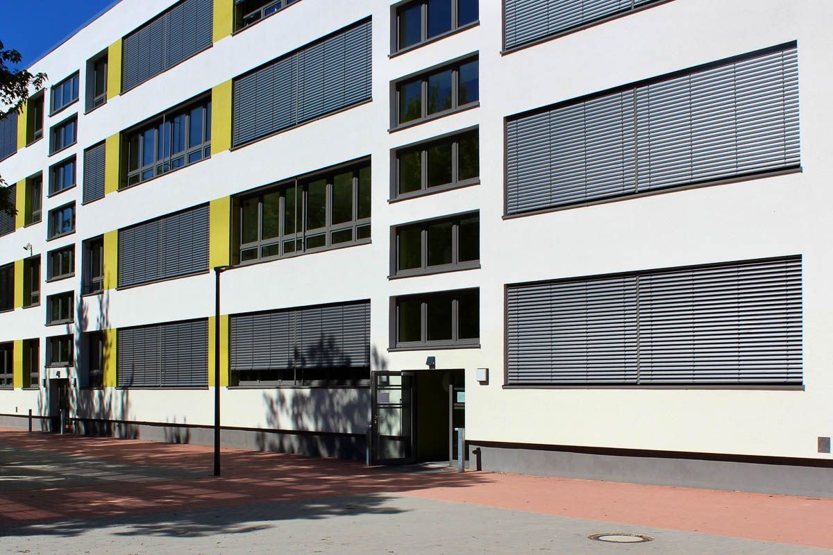 ein großes Gebäude mit vielen Fenstern und Jalousien - Referenzen von BAUSON GmbH aus Gräfenhainichen
