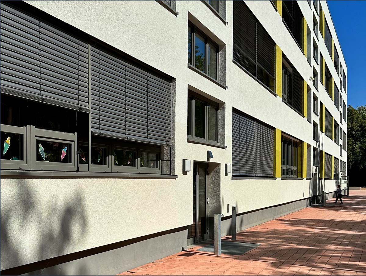 ein großes Gebäude mit vielen Fenstern und Jalousien - Referenzen von BAUSON GmbH aus Gräfenhainichen