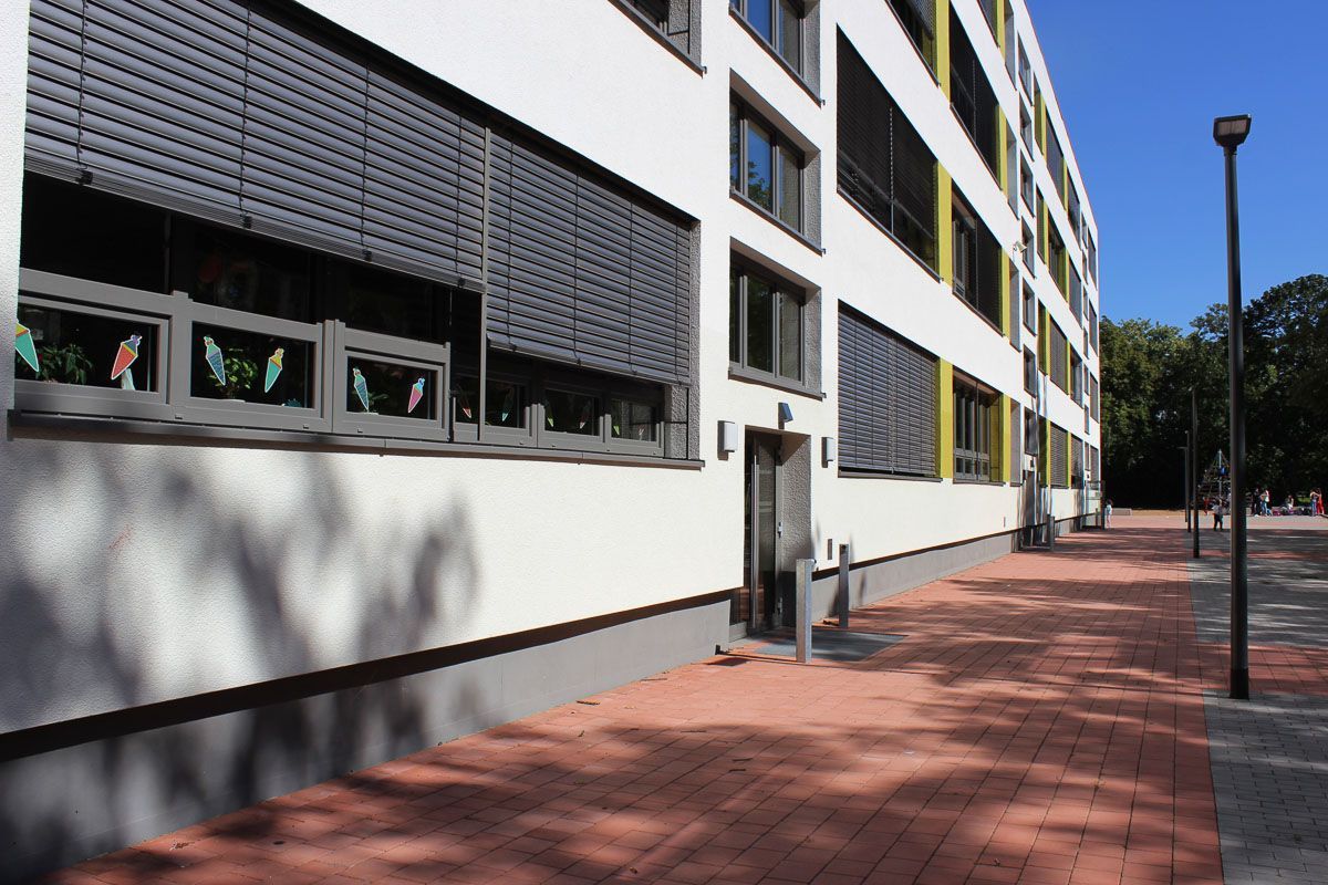 ein großes weißes Gebäude mit vielen Fenstern und Fensterläden - Referenzen von BAUSON GmbH aus Gräfenhainichen