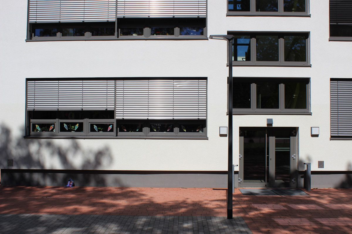 ein weißes Gebäude mit vielen Fenstern und Jalousien - Referenzen von BAUSON GmbH aus Gräfenhainichen