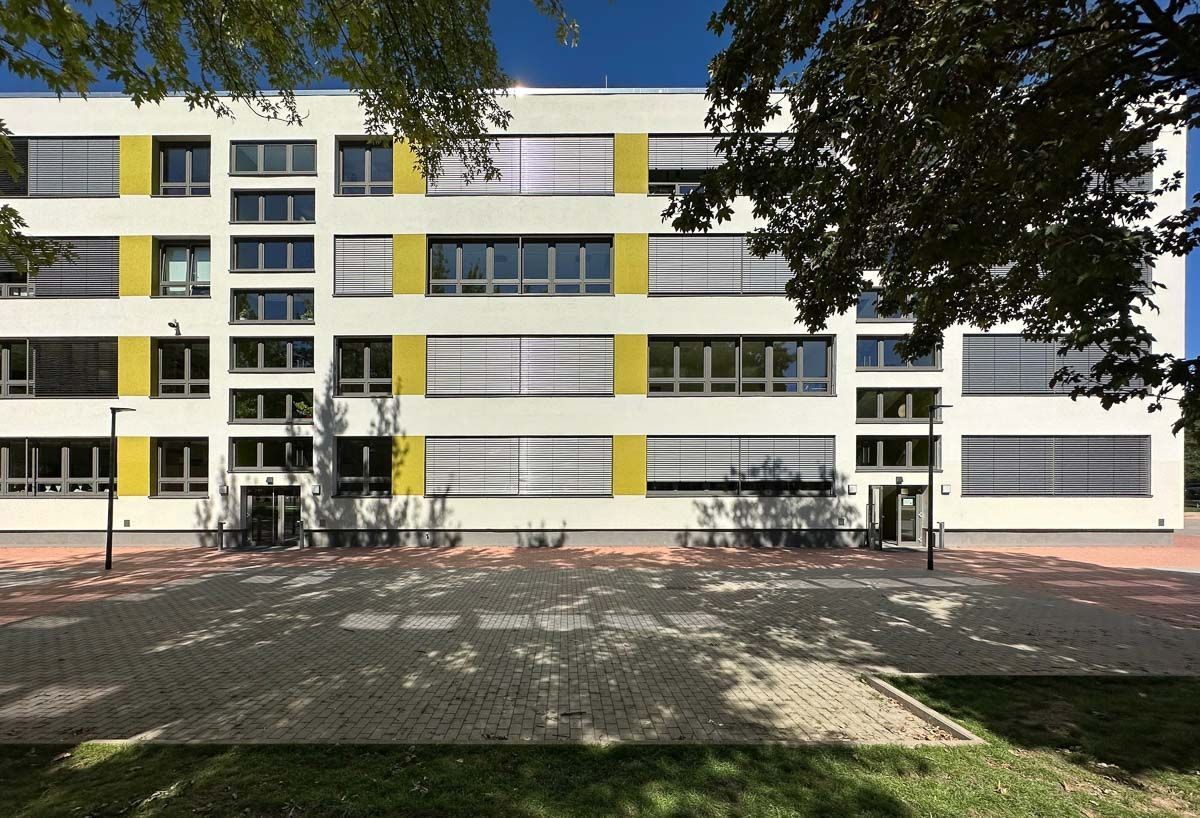 ein großes weißes und gelbes Gebäude mit vielen Fenstern - Referenzen von BAUSON GmbH aus Gräfenhainichen