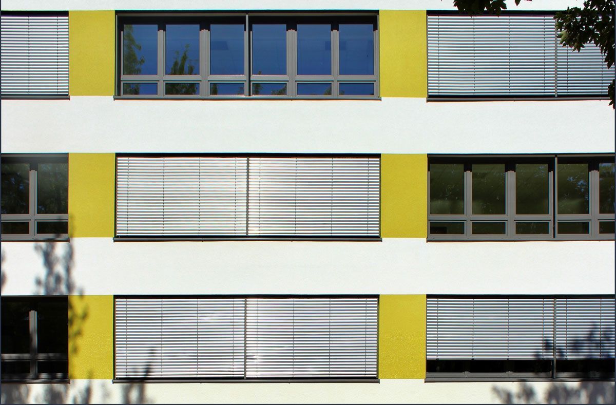 ein Gebäude mit vielen Fenstern und Jalousien - Referenzen von BAUSON GmbH aus Gräfenhainichen