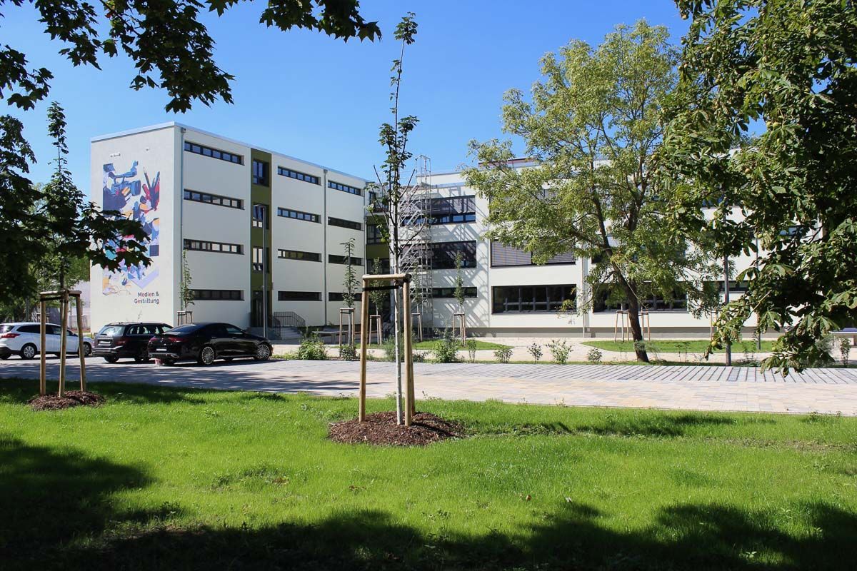 ein großes weißes Gebäude mit vielen Bäumen davor - Referenzen von BAUSON GmbH aus Gräfenhainichen