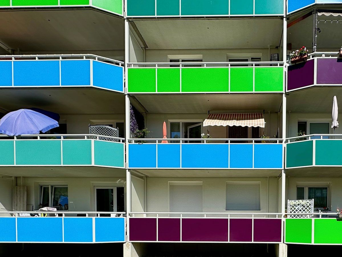 ein Mehrfamilienhaus mit vielen bunten Balkonen - Referenzen von BAUSON GmbH aus Gräfenhainichen