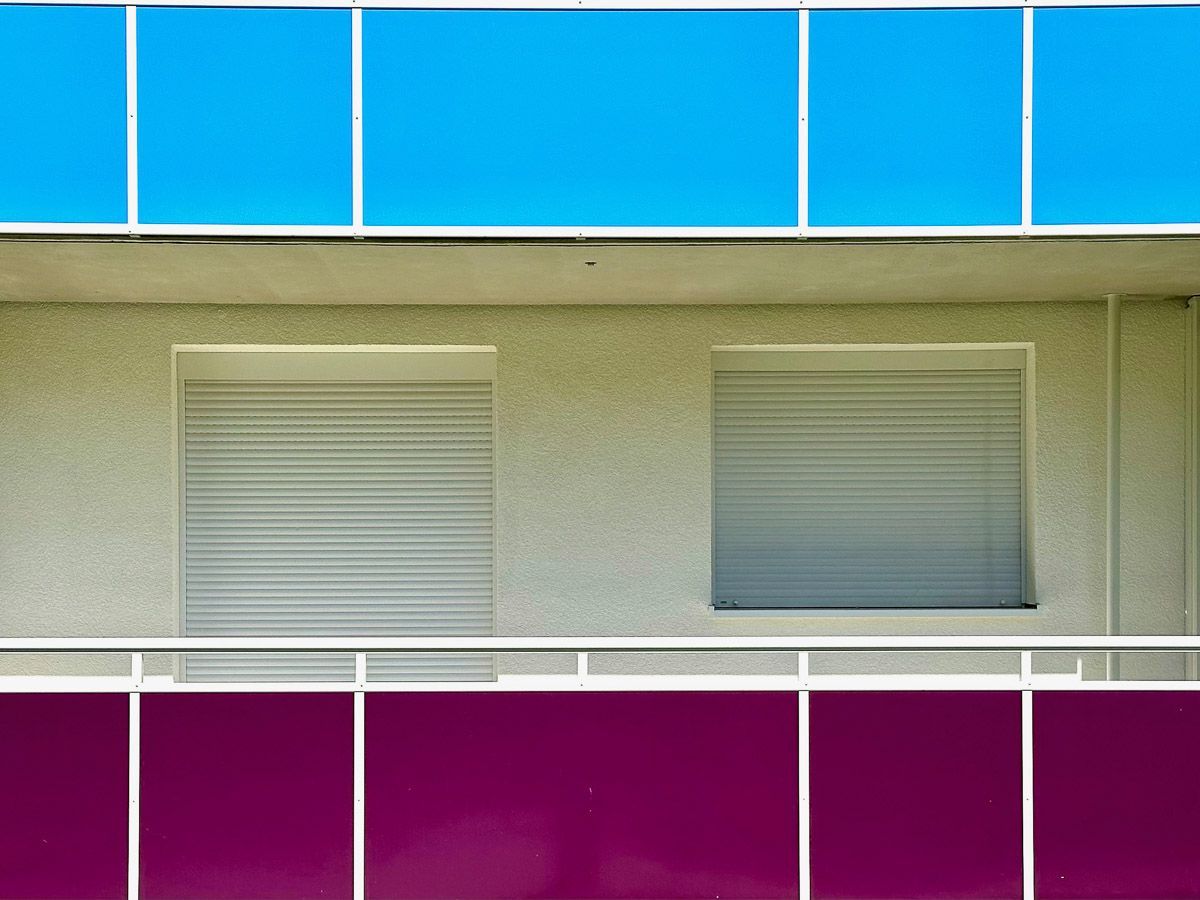 ein Balkon mit blauen und violetten Fensterläden - Referenzen von BAUSON GmbH aus Gräfenhainichen