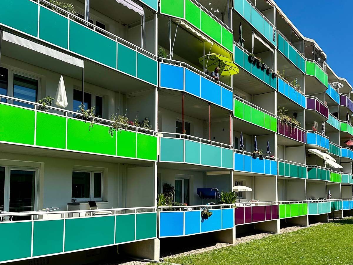 ein Mehrfamilienhaus mit vielen bunten Balkonen - Referenzen von BAUSON GmbH aus Gräfenhainichen