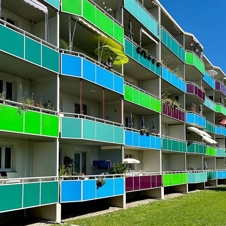 ein Gebäude mit vielen Balkonen in verschiedenen Farben