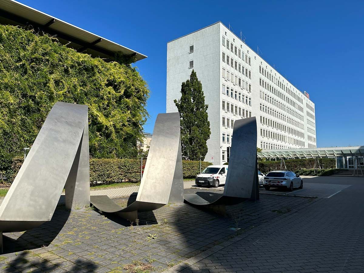 ein großes Gebäude mit einer Statue in der Vordergrund - Referenzen von BAUSON GmbH aus Gräfenhainichen