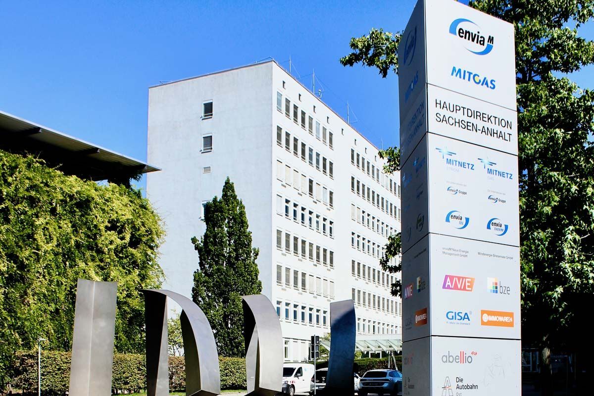 ein großes weißes Gebäude mit einem Schild davor - Referenzen von BAUSON GmbH aus Gräfenhainichen