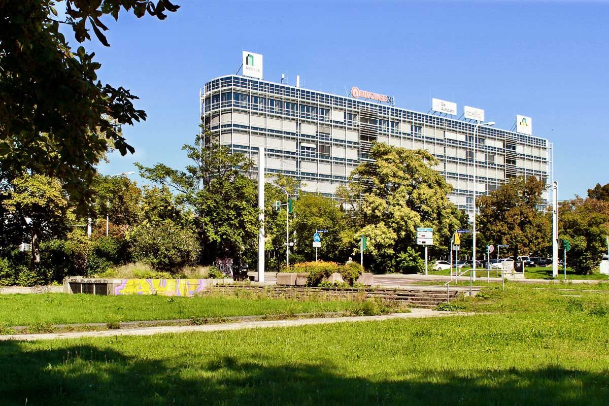 ein großes Gebäude befindet sich in der Mitte eines Parks - Referenzen von BAUSON GmbH aus Gräfenhainichen