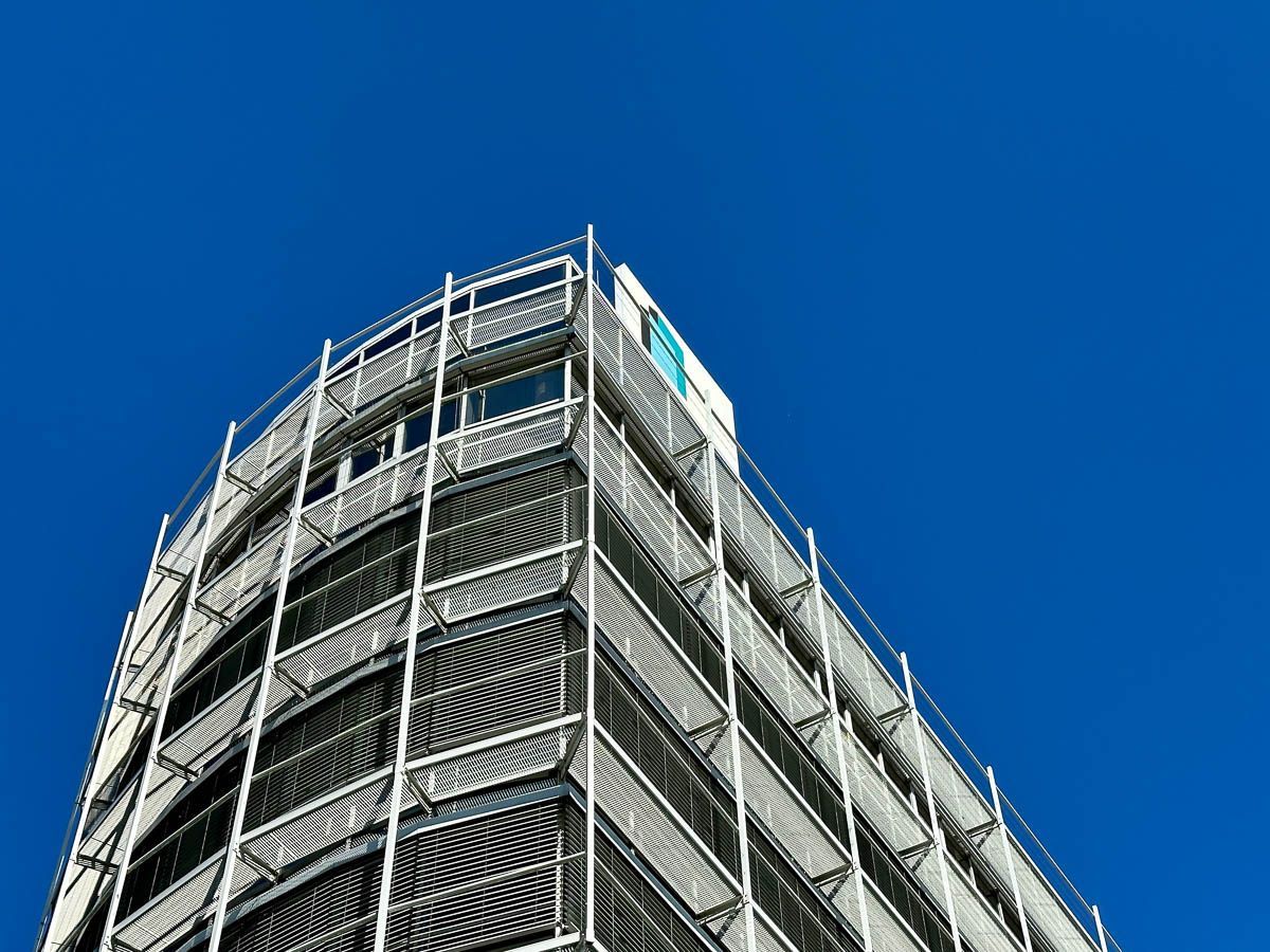 ein großes Gebäude mit einem blauen Himmel dahinter - Referenzen von BAUSON GmbH aus Gräfenhainichen