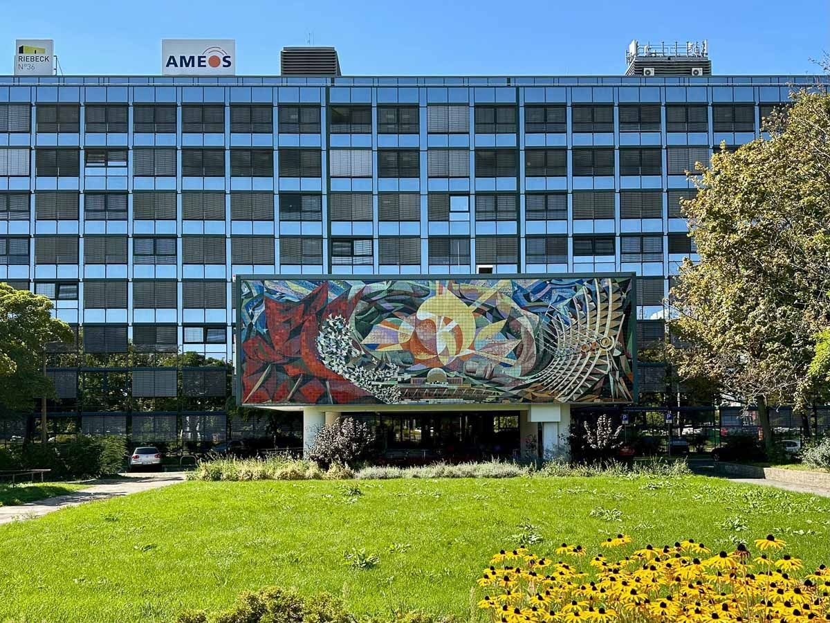 ein großes Gebäude mit einem großen Mosaik davor - Referenzen von BAUSON GmbH aus Gräfenhainichen