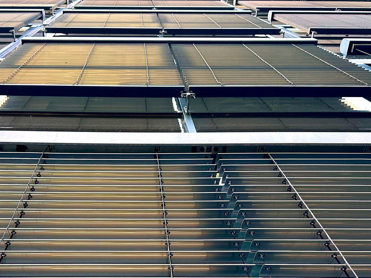 eine Nahaufnahme eines Daches mit Metalljalousien - Referenzen von BAUSON GmbH aus Gräfenhainichen