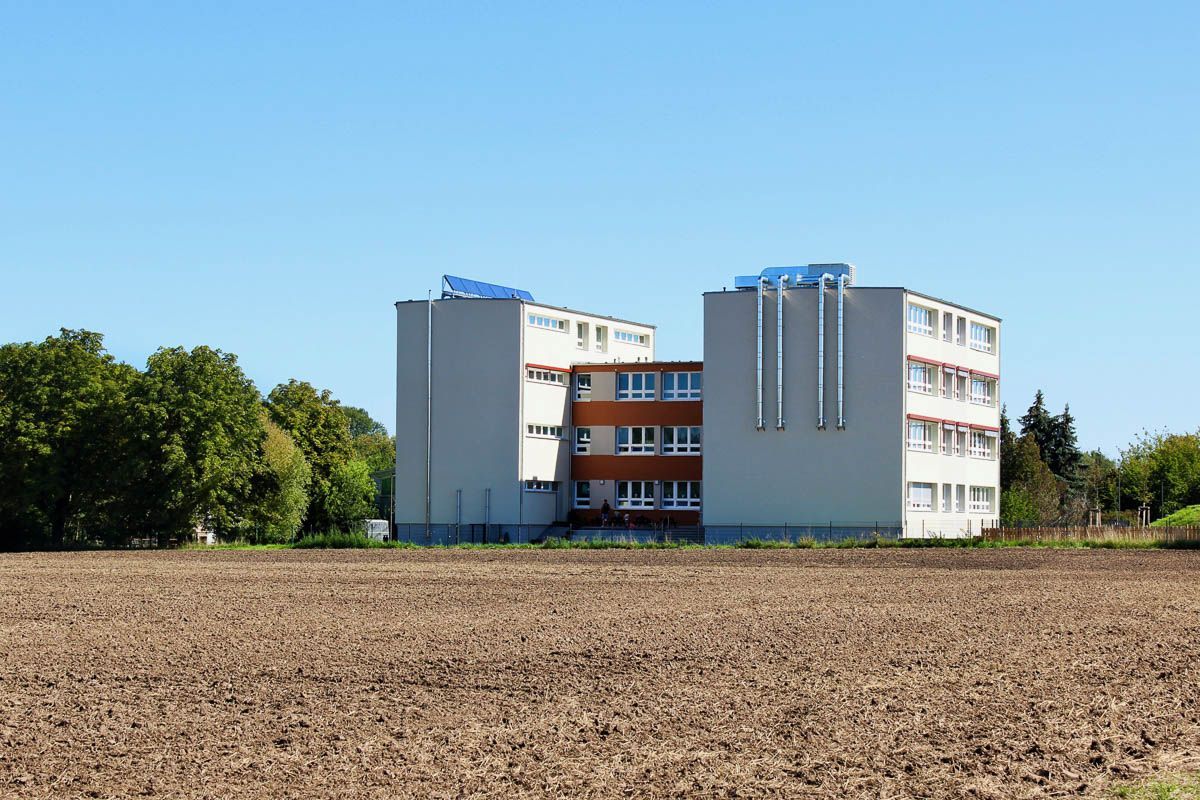 ein großes Gebäude steht in der Mitte eines Feldes - Referenzen von BAUSON GmbH aus Gräfenhainichen