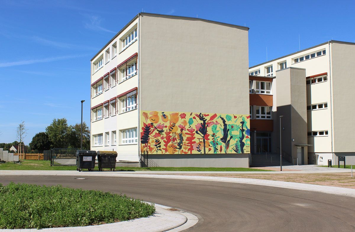 ein großes Gebäude mit einem Gemälde an der Seite - Referenzen von BAUSON GmbH aus Gräfenhainichen