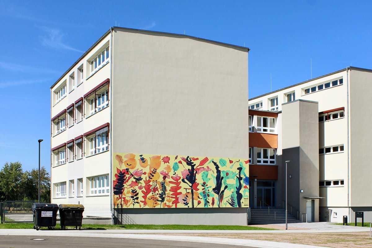 ein großes Gebäude mit einem bunten Wandbild an der Seite - Referenzen von BAUSON GmbH aus Gräfenhainichen