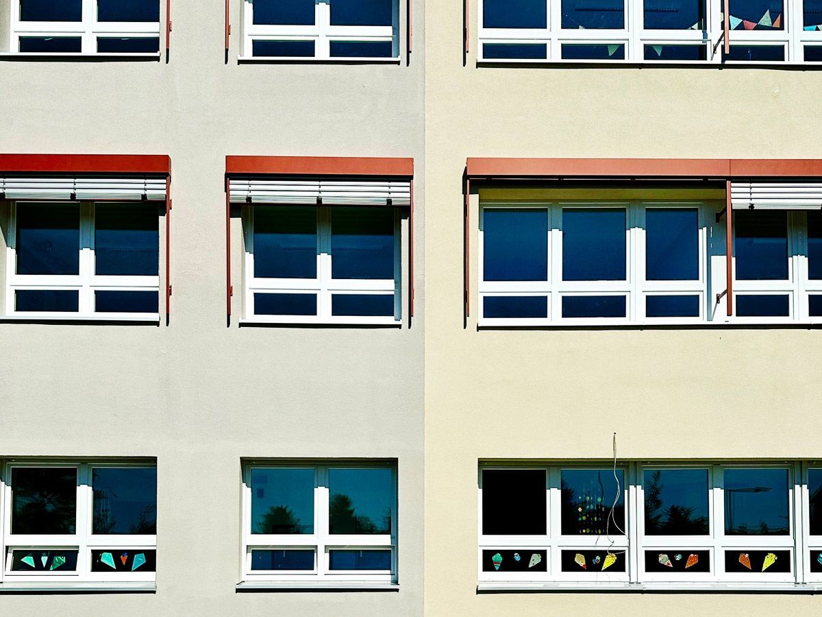 ein Gebäude mit vielen Fenstern und roten Fensterläden - Referenzen von BAUSON GmbH aus Gräfenhainichen