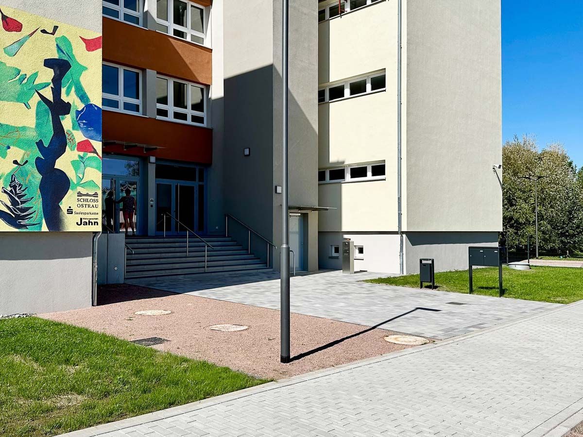 ein großes Gebäude mit einem Gemälde an der Seite - Referenzen von BAUSON GmbH aus Gräfenhainichen