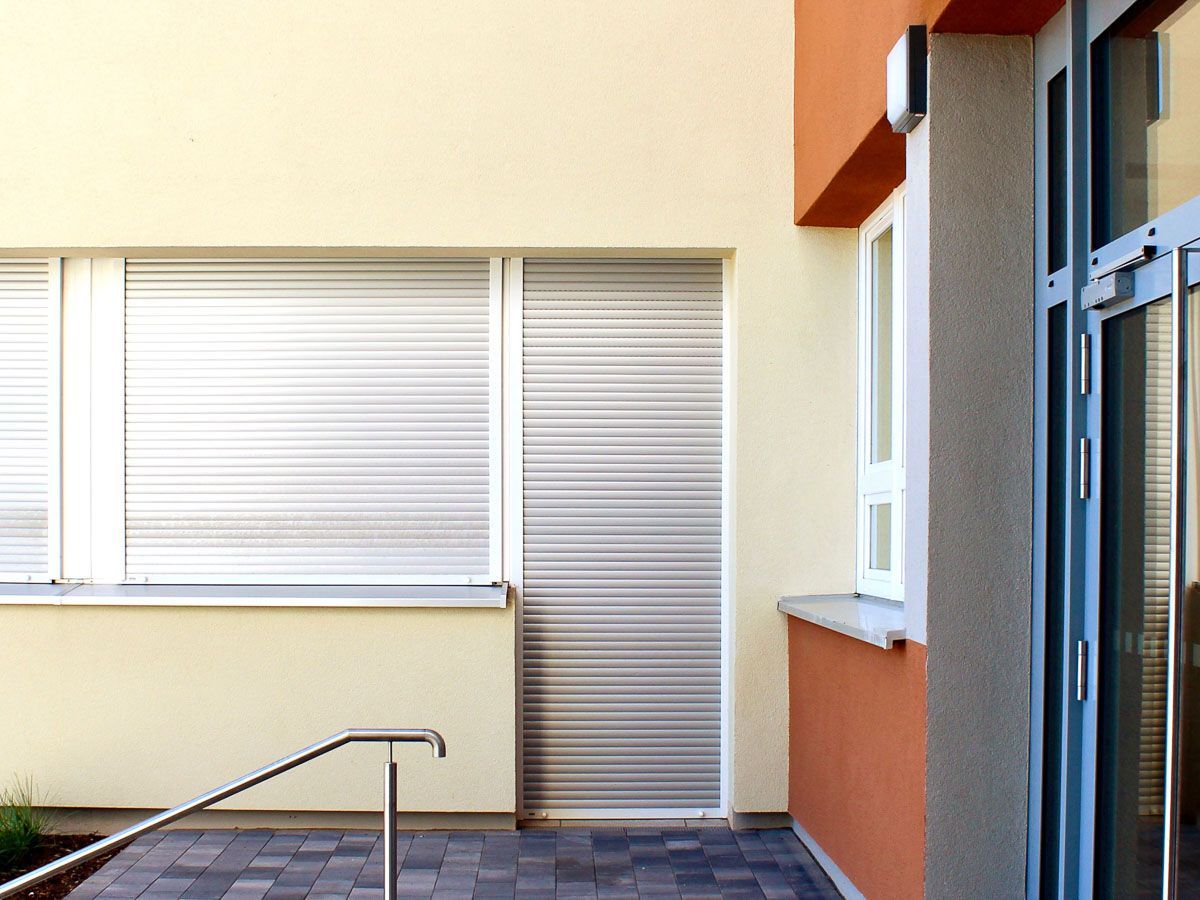 eine Treppe führt zum Eingang eines Gebäudes - Referenzen von BAUSON GmbH aus Gräfenhainichen