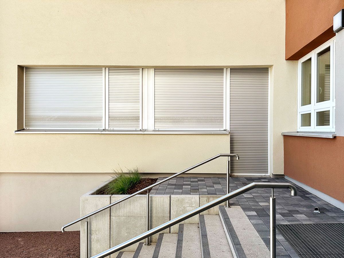 eine Treppe führt zu einem Gebäude mit vielen Fenstern - Referenzen von BAUSON GmbH aus Gräfenhainichen