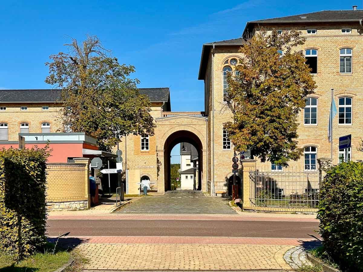 ein großes Gebäude mit einem Tor davor - Referenzen von BAUSON GmbH aus Gräfenhainichen