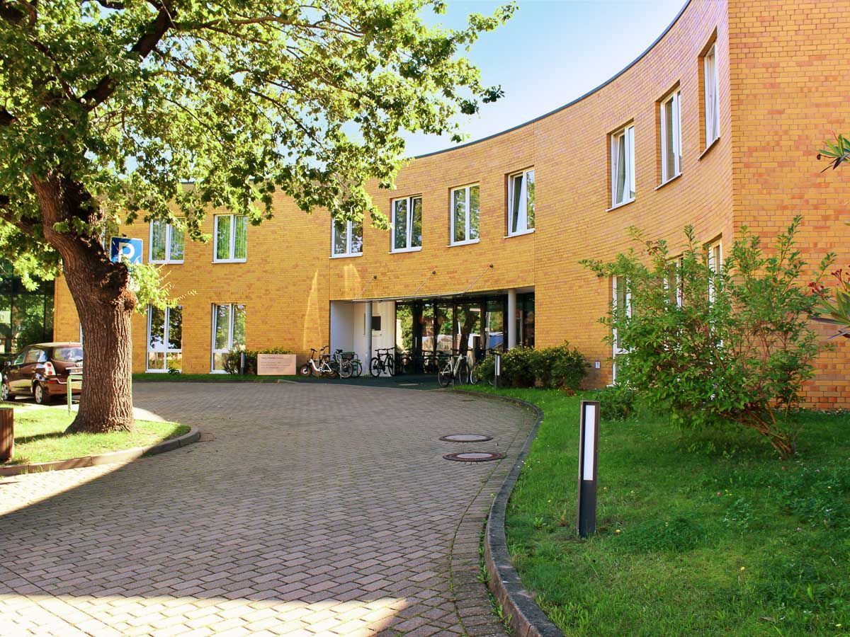 ein großes gelbes Backsteingebäude mit vielen Fenstern - Referenzen von BAUSON GmbH aus Gräfenhainichen