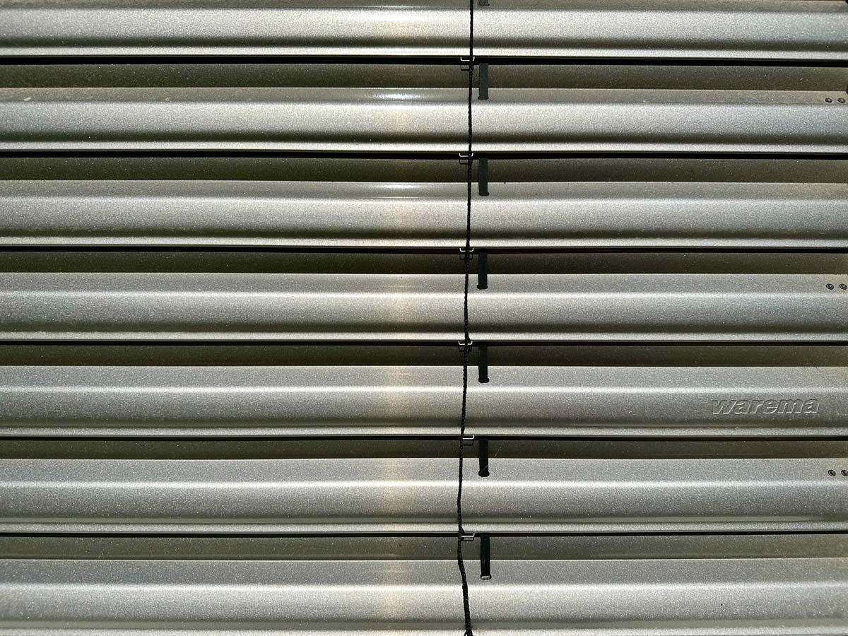 eine Nahaufnahme einer Metalljalousie auf einem Fenster - Referenzen von BAUSON GmbH aus Gräfenhainichen